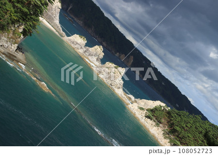 【岩手県宮古市】荒々しい岩山に囲まれて穏やかな姿を見せる浄土ヶ浜の風景 108052723