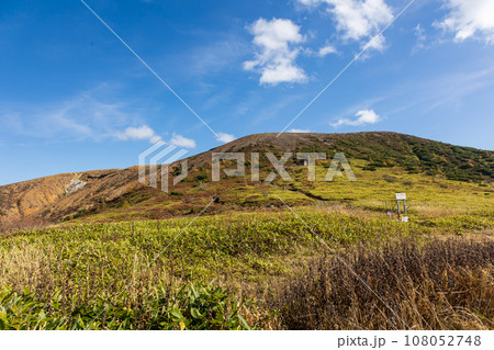 秋の志賀草津高原ルート　草津白根山の西面 108052748