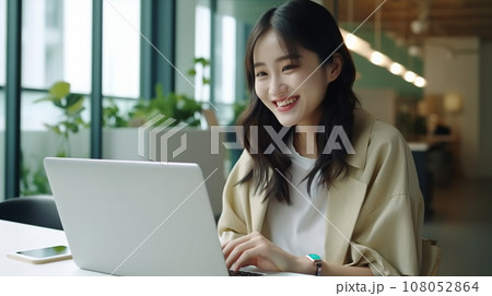 カフェで仕事をするビジネスウーマン 108052864