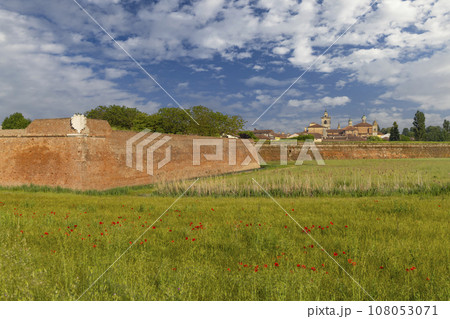 The walls of Sabbioneta, UNESCO World Heritage site, Lombardy, Italy 108053071