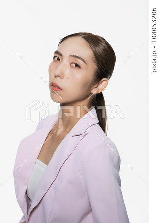 クールな女性のハイコントラストポートレート 108053206