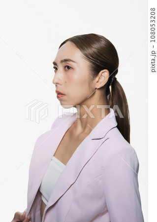 クールな女性のハイコントラストポートレート クールな女性のハイコントラストポートレート 108053208