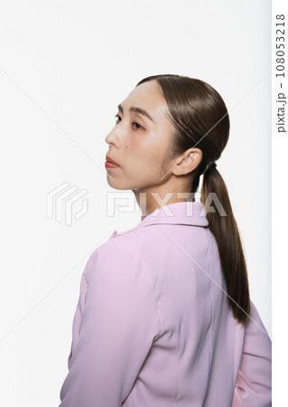 クールな女性のハイコントラストポートレート クールな女性のハイコントラストポートレート 108053218