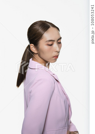 クールな女性のハイコントラストポートレート クールな女性のハイコントラストポートレート 108053241