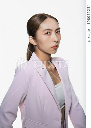 クールな女性のハイコントラストポートレート 108053254