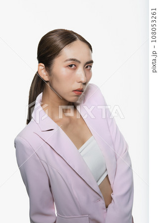 クールな女性のハイコントラストポートレート クールな女性のハイコントラストポートレート 108053261