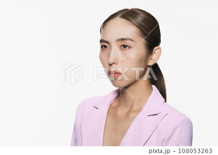 クールな女性のハイコントラストポートレート クールな女性のハイコントラストポートレート 108053263