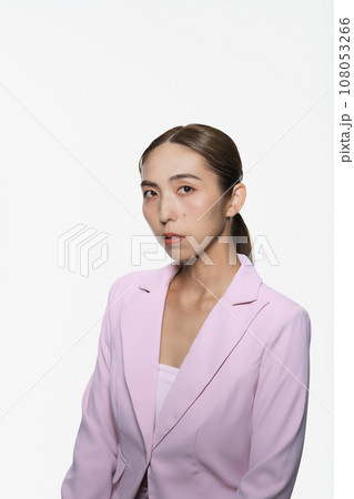 クールな女性のハイコントラストポートレート クールな女性のハイコントラストポートレート 108053266