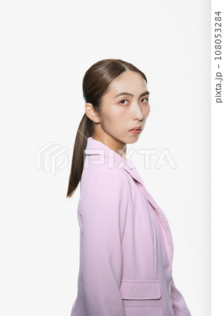 クールな女性のハイコントラストポートレート 108053284