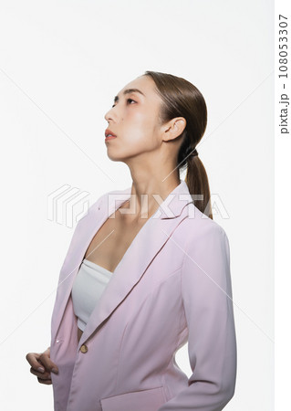 クールな女性のハイコントラストポートレート クールな女性のハイコントラストポートレート 108053307