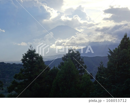 山北つぶらの公園から見る富士山(神奈川県足柄上郡山北町都夫良野) 2023年8月撮影 山北つぶらの公園から見る富士山(神奈川県足柄上郡山北町都夫良野) 2023年8月撮影 108053712