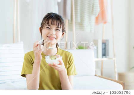 ヨーグルトを食べる若い女性 108053796