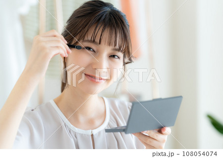 メイクする若い女性 メイクする若い女性 108054074