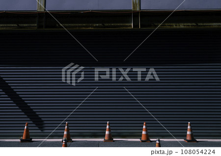 都市風景　シャッターとカラーコーン 108054224