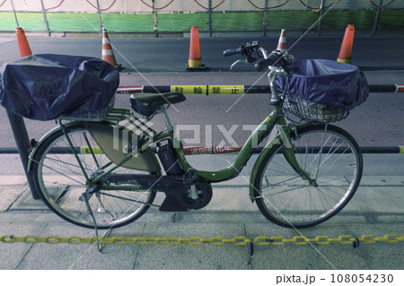 駐輪禁止の標識の前に止まる自転車 駐輪禁止の標識の前に止まる自転車 108054230