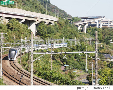 鉄道風景 疾走する特急電車と青空と高速道路ジャンクション Ⅱ 鉄道風景 疾走する特急電車と青空と高速道路ジャンクション Ⅱ 108054771