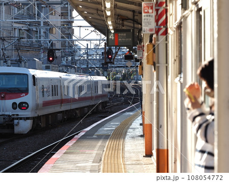 鉄道風景 秋の日差しが眩しいプラットホーム 留置線上の電車 鉄道風景 秋の日差しが眩しいプラットホーム 留置線上の電車 108054772