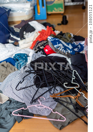 断捨離　衣替え 片づけ 108055121