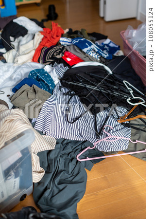 断捨離　衣替え 片づけ 108055124