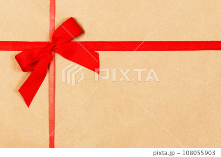 gift red bow with ribbons on craft paper background 108055903