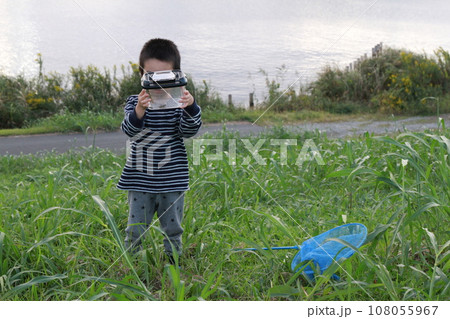 バッタを捕まえた子ども 108055967
