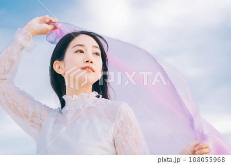 青空背景の女性ポートレート 108055968