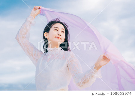 青空背景の女性ポートレート 108055974