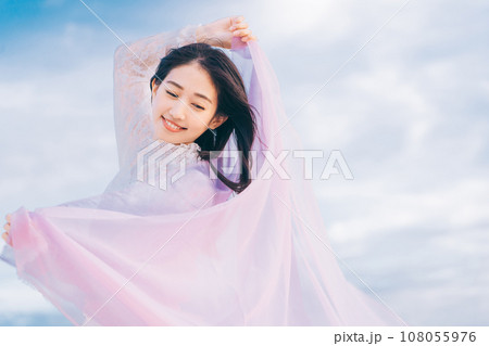 青空背景の女性ポートレート 108055976