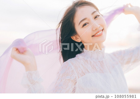 夕陽背景の女性ポートレート 夕陽背景の女性ポートレート 108055981