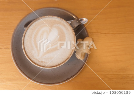 Coffee on a wooden table in a cafe, drawings on coffee. 108056189