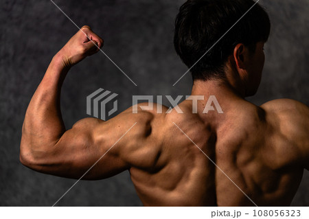 筋骨隆々な鍛えられた男性の肉体 108056323