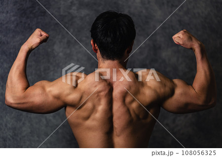 筋骨隆々な鍛えられた男性の肉体 108056325
