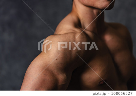 筋骨隆々な鍛えられた男性の肉体 108056327