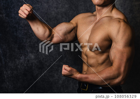 筋骨隆々な鍛えられた男性の肉体 108056329