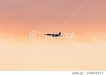 美しい夕空を滑空する戦闘機 美しい夕空を滑空する戦闘機 108056477