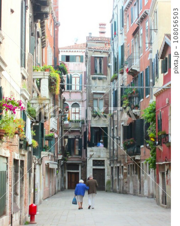 イタリア、ベニスの街の光景 イタリア、ベニスの街の光景 108056503