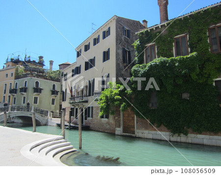 イタリア、ベニスの街の光景 イタリア、ベニスの街の光景 108056509