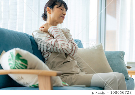 体調不良で頭を抱える中年女性 108056728