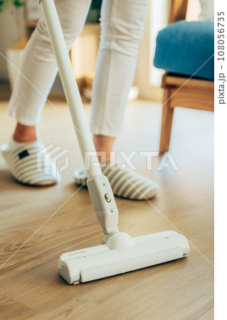 掃除機をかける女性 108056735