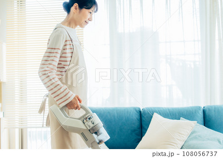 掃除機をかける女性 掃除機をかける女性 108056737