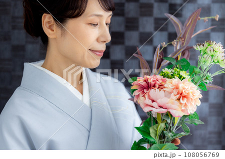 着物を着た女性 花束 着物を着た女性 花束 108056769