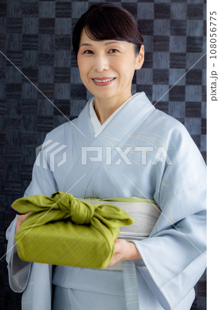風呂敷包みを持つ着物の女性 108056775