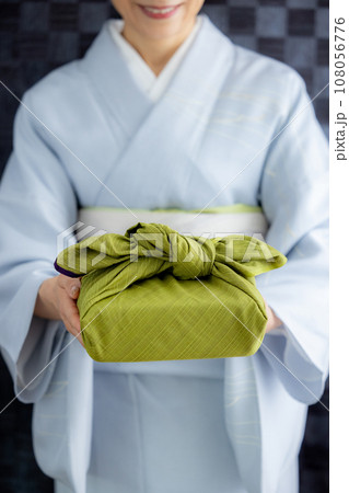風呂敷包みを持つ着物の女性 風呂敷包みを持つ着物の女性 108056776
