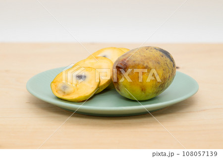 ポポー　カットして皿に盛り付けられているフルーツ 108057139