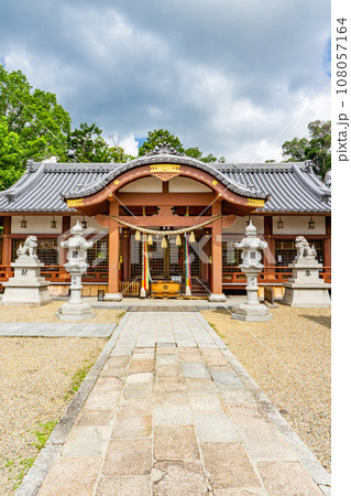大阪府枚方市の百済王神社　拝殿 108057164