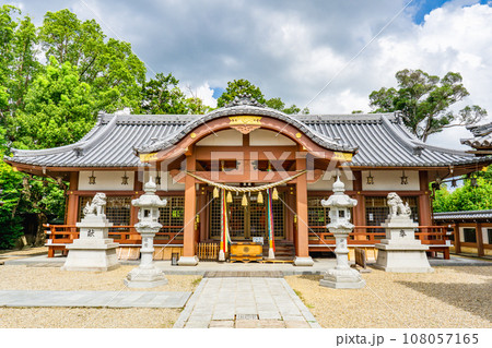 大阪府枚方市の百済王神社　拝殿 108057165
