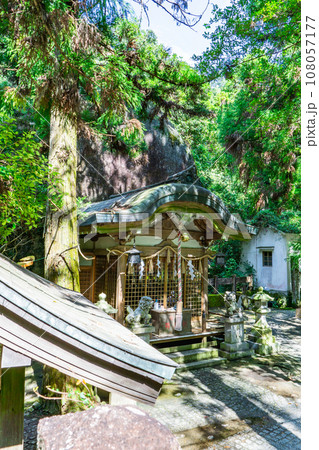 大阪府交野市の磐船神社 拝殿と御神体(天の磐船) 大阪府交野市の磐船神社 拝殿と御神体(天の磐船) 108057177