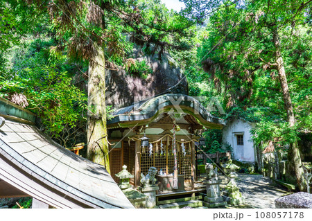 大阪府交野市の磐船神社 拝殿と御神体(天の磐船) 大阪府交野市の磐船神社 拝殿と御神体(天の磐船) 108057178