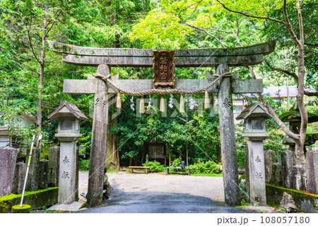 大阪府交野市の磐船神社　鳥居 108057180