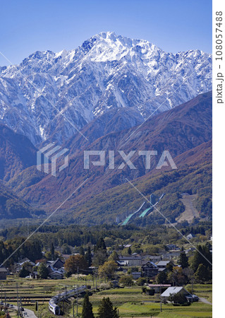 三段紅葉と特急あずさ 108057488